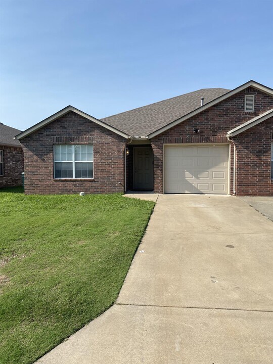 17 W 42nd St in Sand Springs, OK - Building Photo