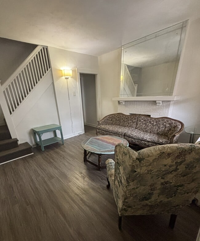 207 Chesterfield Rd in Pittsburgh, PA - Foto de edificio - Building Photo