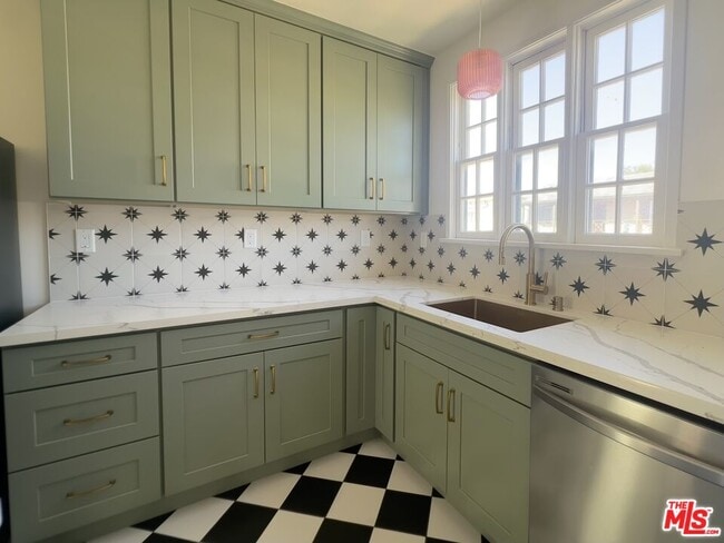 property at 337 1/2 N Gardner St