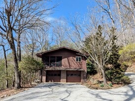 306 Mountain Meadows Rd in Franklin, NC - Building Photo