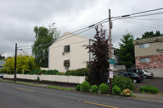 2004 SE Yamhill St in Portland, OR - Foto de edificio - Building Photo