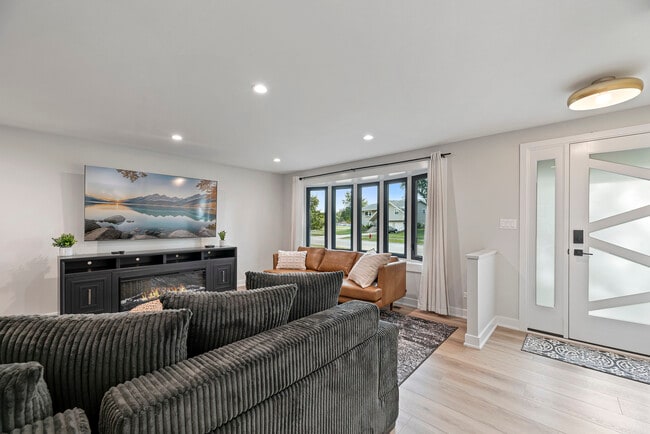 208 W Hartford Dr in Schaumburg, IL - Building Photo - Building Photo