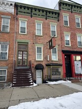 217 Western Ave, Unit One two Bedroom apartment in Albany, NY - Building Photo - Building Photo