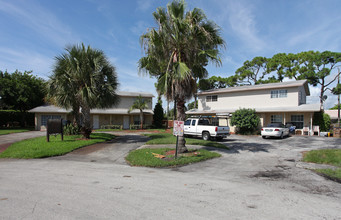 Deerfield Place Apartments & Townhomes in Deerfield Beach, FL - Building Photo - Building Photo