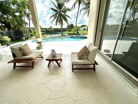 656 Verona Pl in Weston, FL - Building Photo