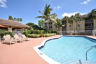 470 S Park Rd, Unit 306 in Hollywood, FL - Foto de edificio - Building Photo