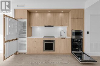 259 The Kingsway in Toronto, ON - Building Photo - Building Photo