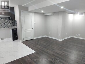 92 Yardley Cres in Brampton, ON - Building Photo - Building Photo