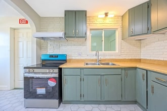 318 Newton St in South Hadley, MA - Building Photo - Building Photo