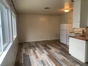 3026 NE Douglas Ave in Roseburg, OR - Building Photo - Building Photo