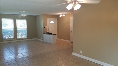 11123 Hazelhurst Dr in Houston, TX - Building Photo - Building Photo