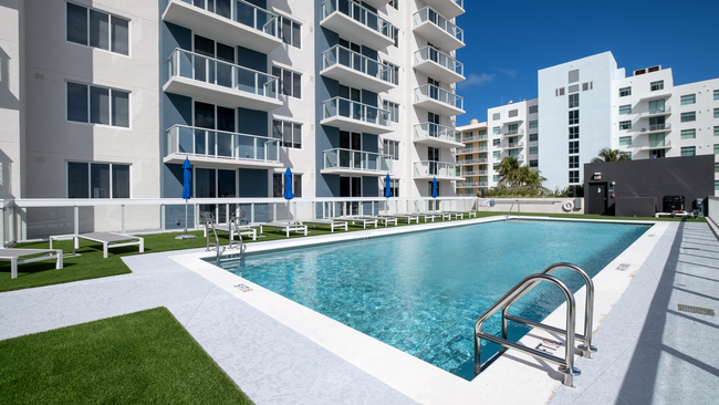 Hollywood East in Hollywood, FL - Building Photo - Building Photo