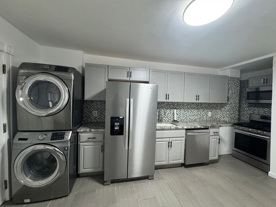 8 Shelby St in Boston, MA - Building Photo