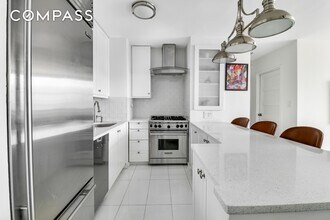 200 E 90th St-Unit -12E in New York, NY - Foto de edificio - Building Photo