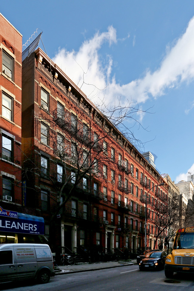 351-357 W 45th St in New York, NY - Foto de edificio - Building Photo