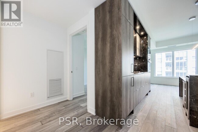 11-2711 Yorkville Ave in Toronto, ON - Building Photo - Building Photo