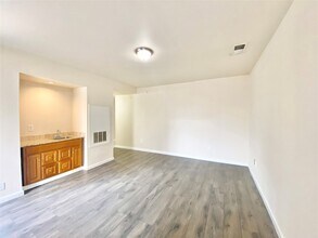 8001 Rothington Rd, Unit 21 in Dallas, TX - Building Photo - Building Photo