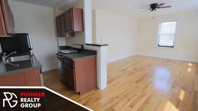 812 W Diversey Pky, Unit N in Chicago, IL - Foto de edificio - Building Photo