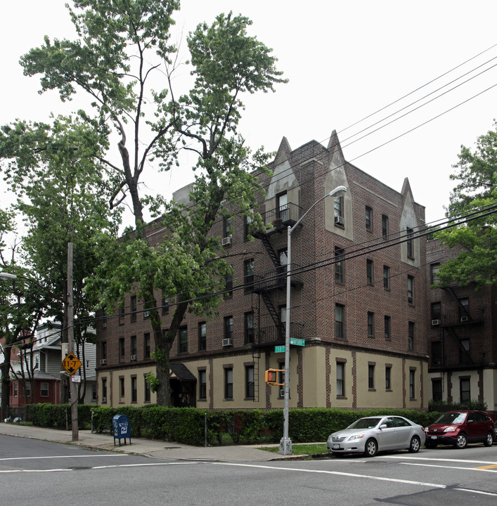 158-03 Sanford Ave in Flushing, NY - Building Photo