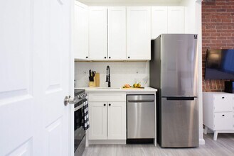 240e E 75th St in New York, NY - Building Photo - Building Photo