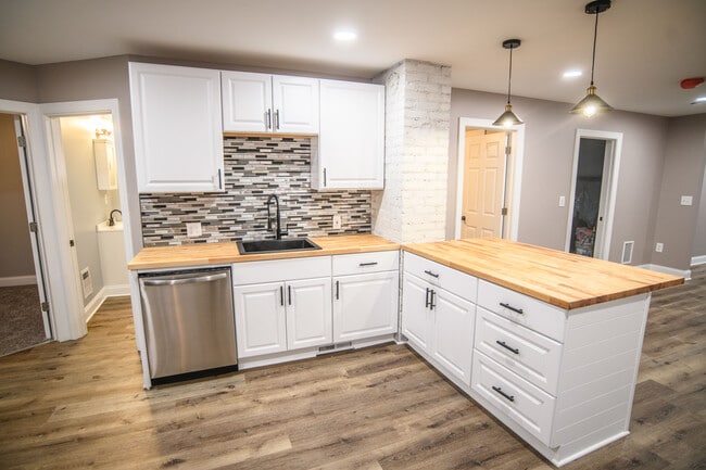 453 Abbott Rd, Unit Upper