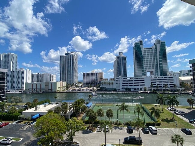 400 Leslie Dr in Hallandale Beach, FL - Building Photo - Building Photo
