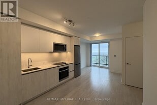5858 Yonge St in Toronto, ON - Building Photo