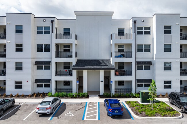Estero Vista in Ft. Myers, FL - Foto de edificio - Building Photo