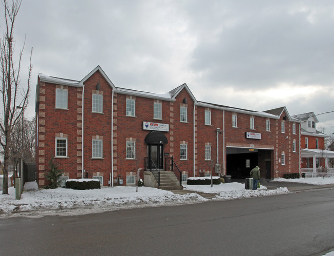 21 Drew St in Oshawa, ON - Building Photo - Building Photo