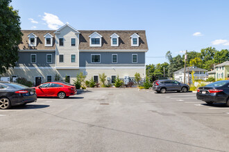 12 Pond St in Ashland, MA - Foto de edificio - Building Photo