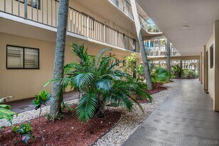 5190 Las Verdes Cir in Delray Beach, FL - Building Photo