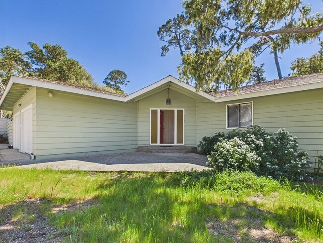1154 Chaparral Rd in Pebble Beach, CA - Building Photo - Building Photo