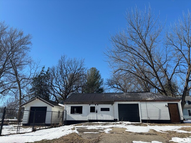 100 Jefferson St in Pawnee, IL - Building Photo - Building Photo