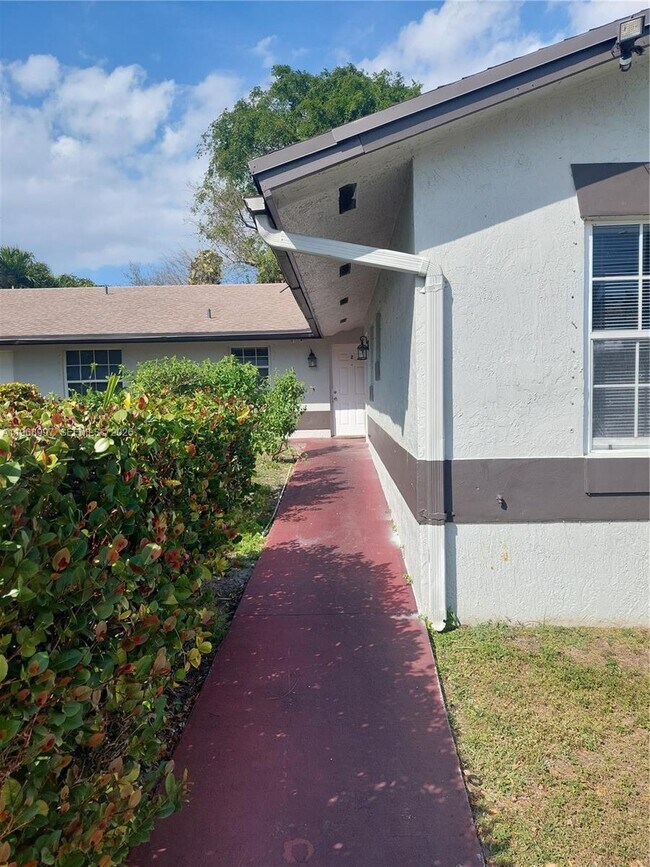 2319 Johnson St in Hollywood, FL - Building Photo - Building Photo