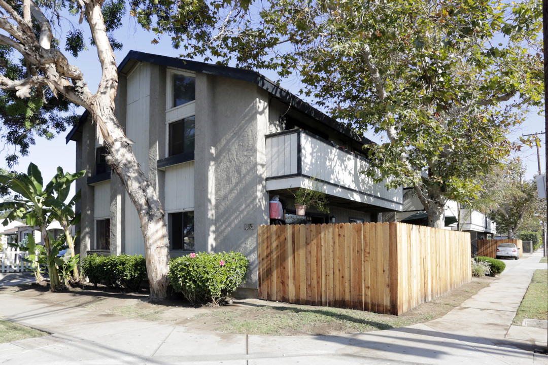 825 E Chestnut St in Santa Ana, CA - Foto de edificio
