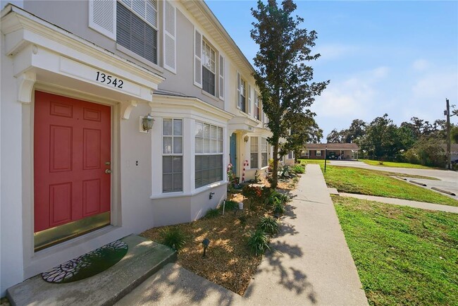 13542 Embassy Park Ct in Dade City, FL - Building Photo - Building Photo