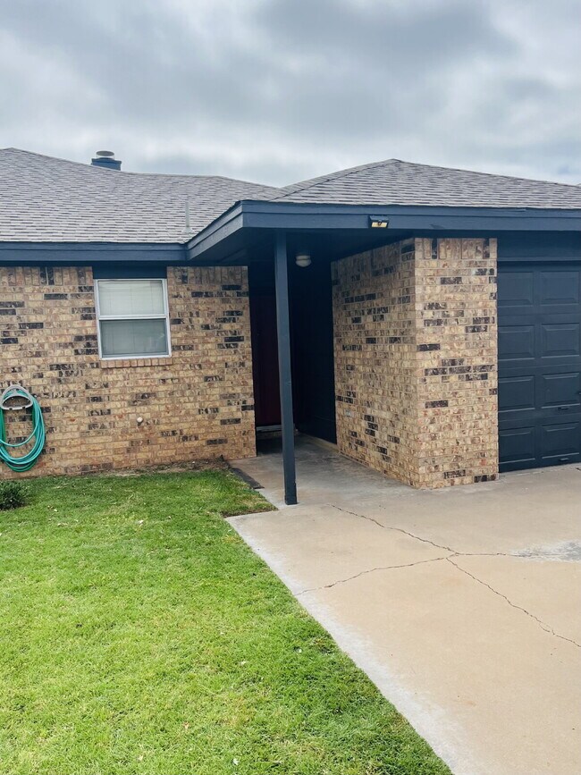 6815 Iola Ave in Lubbock, TX - Building Photo - Building Photo