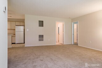 98 Griggs Pl in East Brunswick, NJ - Building Photo - Building Photo