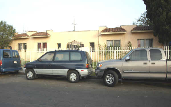 1241 E 64th St in Los Angeles, CA - Foto de edificio