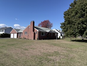 42 Suffield St in Windsor Locks, CT - Foto de edificio - Building Photo