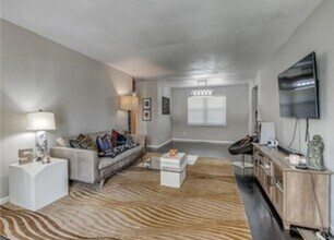 10833 N Utica Dr in The Village, OK - Building Photo - Building Photo