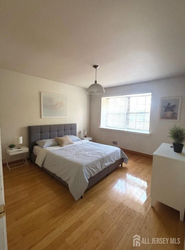 18 Adams Ct in East Brunswick, NJ - Building Photo - Building Photo