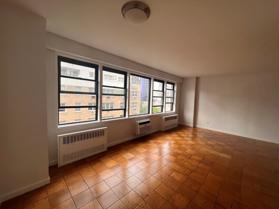 236 E 36th St in New York, NY - Building Photo