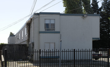 1730 85th Ave in Oakland, CA - Foto de edificio - Building Photo