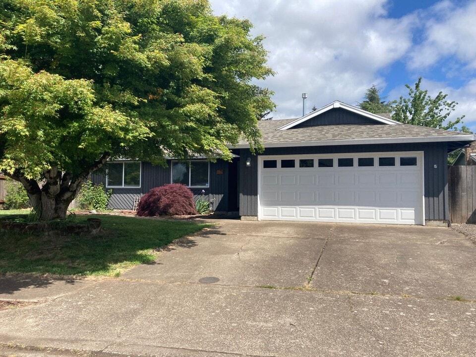 217 Charles Ct in Newberg, OR - Building Photo