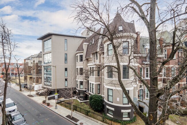 3240 Hiatt Pl NW in Washington, DC - Building Photo - Building Photo