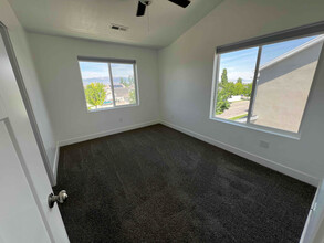 855 Gleneagle Ct in Tooele, UT - Building Photo - Building Photo