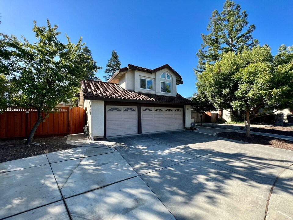 6964 Corte Verde in Pleasanton, CA - Building Photo