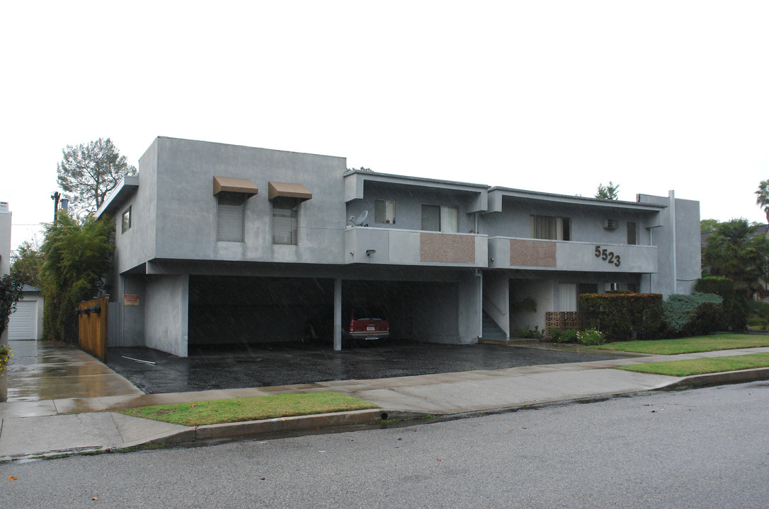 5523 Denny Ave in North Hollywood, CA - Foto de edificio