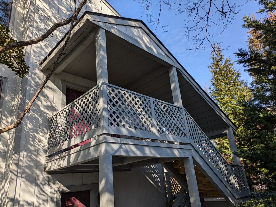 2326 Hunters Run Dr in Reston, VA - Building Photo